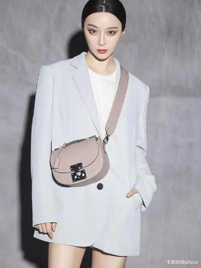 卡莉时尚show|范冰冰凹造型又有了范爷感，西装打造下衣失踪，大光明显高颜值