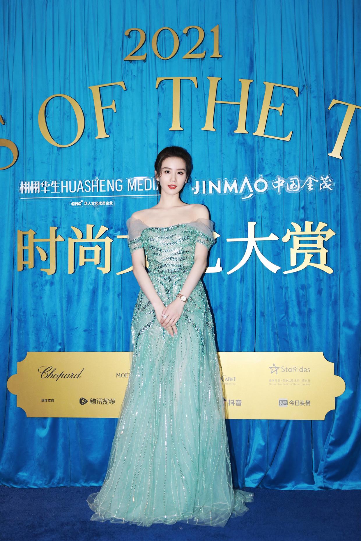 何有强|刘诗诗不愧是“最美辣妈”，西装外套配阔腿裤高挑时髦，洒脱干练