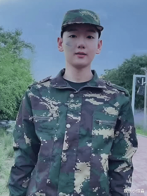 伪娘|“吃个桃桃”风小逸不甘心被封，特晒军装照，网友：这才是纯爷们