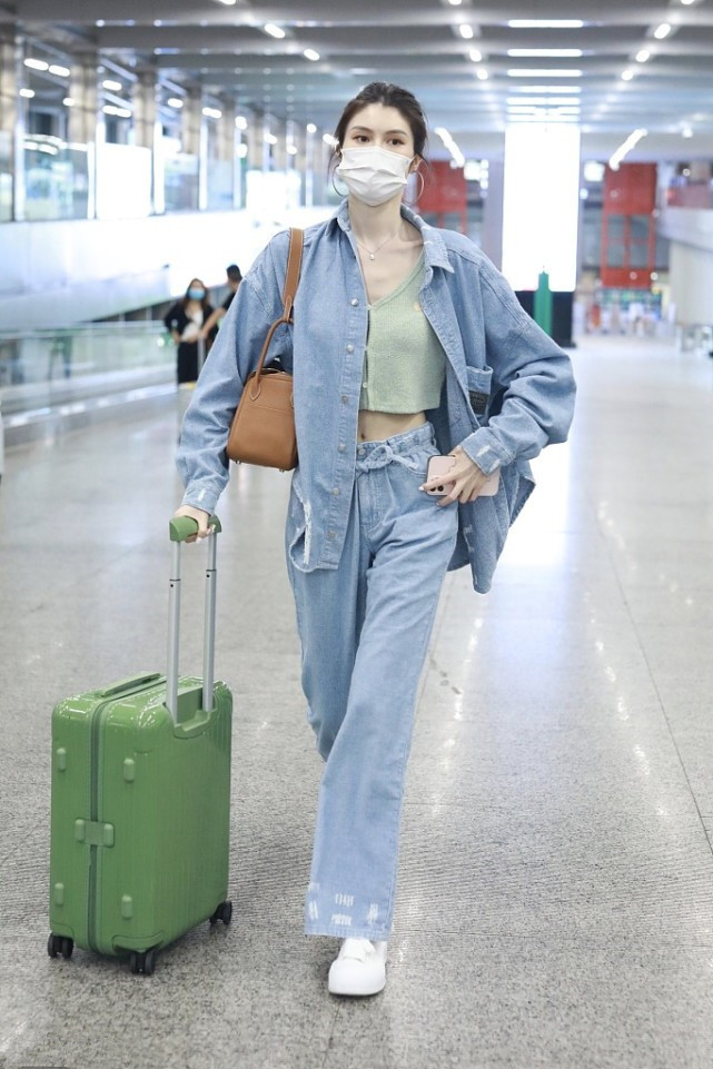 时尚潮流生活|何穗低调出行，穿一套牛仔衣内搭露脐装，喜欢运动身材好！