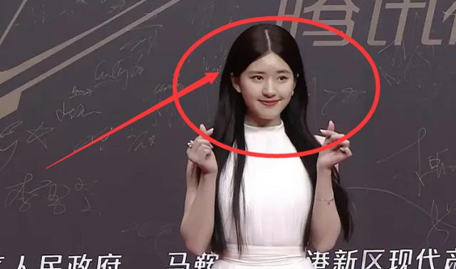 李由美|赵露思为啥总爱长卷发？被造型师强行拉直，“头型”我没看错吧？