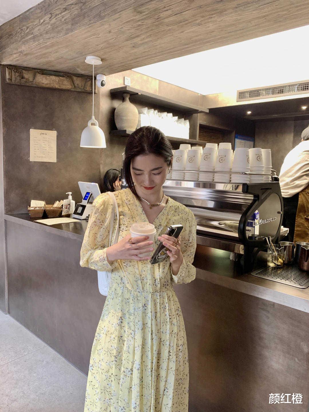 颜红橙|秋天如何穿好“碎花裙”?这几个思路值得借鉴,温柔优雅又减龄