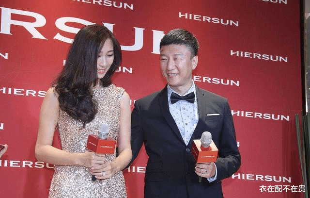 孙红雷|孙红雷小娇妻很体贴，为扮成熟故意穿肉色礼服，正面普通侧面惊艳