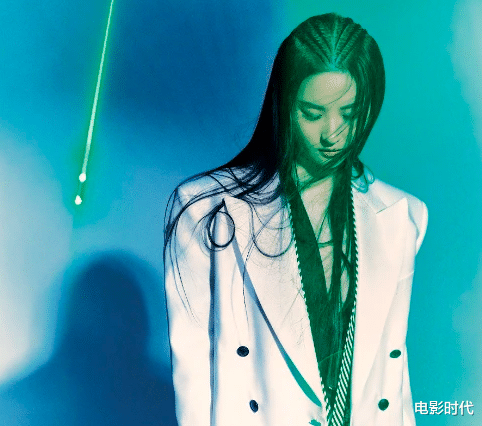 刘亦菲|刘亦菲新造型一改往日风格，蓝绿色睫毛，冷艳感十足！