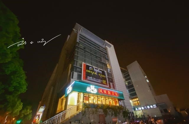 一头小居居 南京仙林湖旁边的奇怪商场,名字听起来很高档,走进去却像菜市场