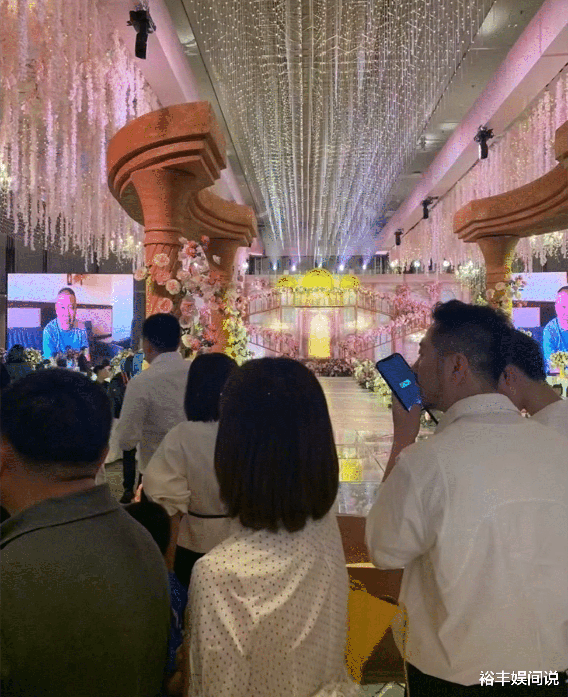 闫学晶|闫学晶儿子大婚！百位明星参与，龙虾、帝王蟹、茅台一应俱全