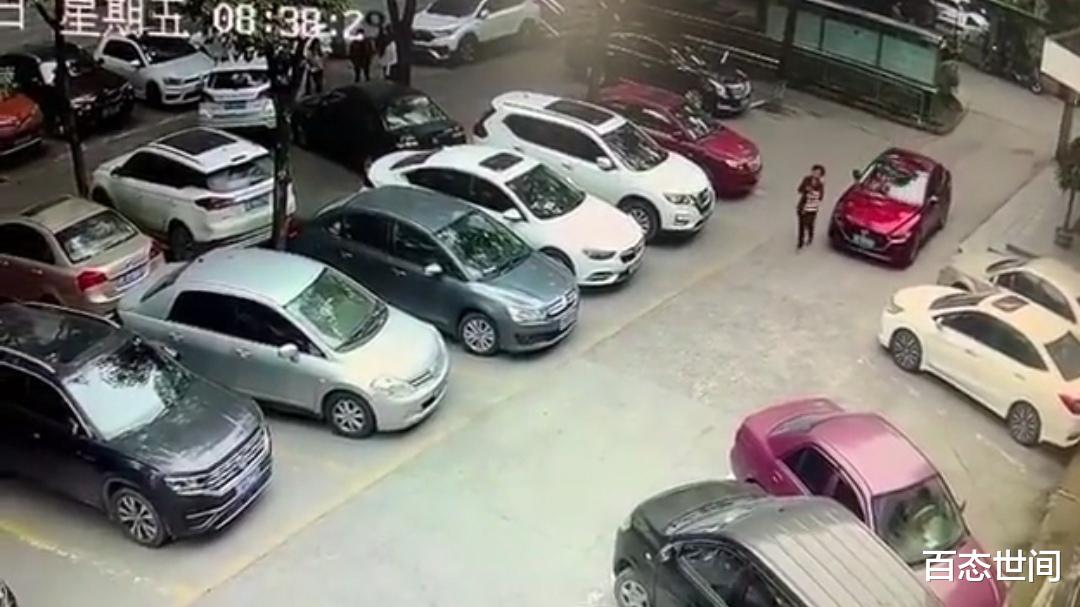 百態(tài)世間 宜昌女司機(jī)開車玩手機(jī)將女子撞倒后碾壓而過(guò)，捂臉大哭嚇得跑走