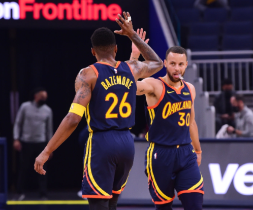 斯蒂芬·库里|34+4+7！库里单节17分打花雷霆，轰6记三分成家常便饭，得分王要稳了