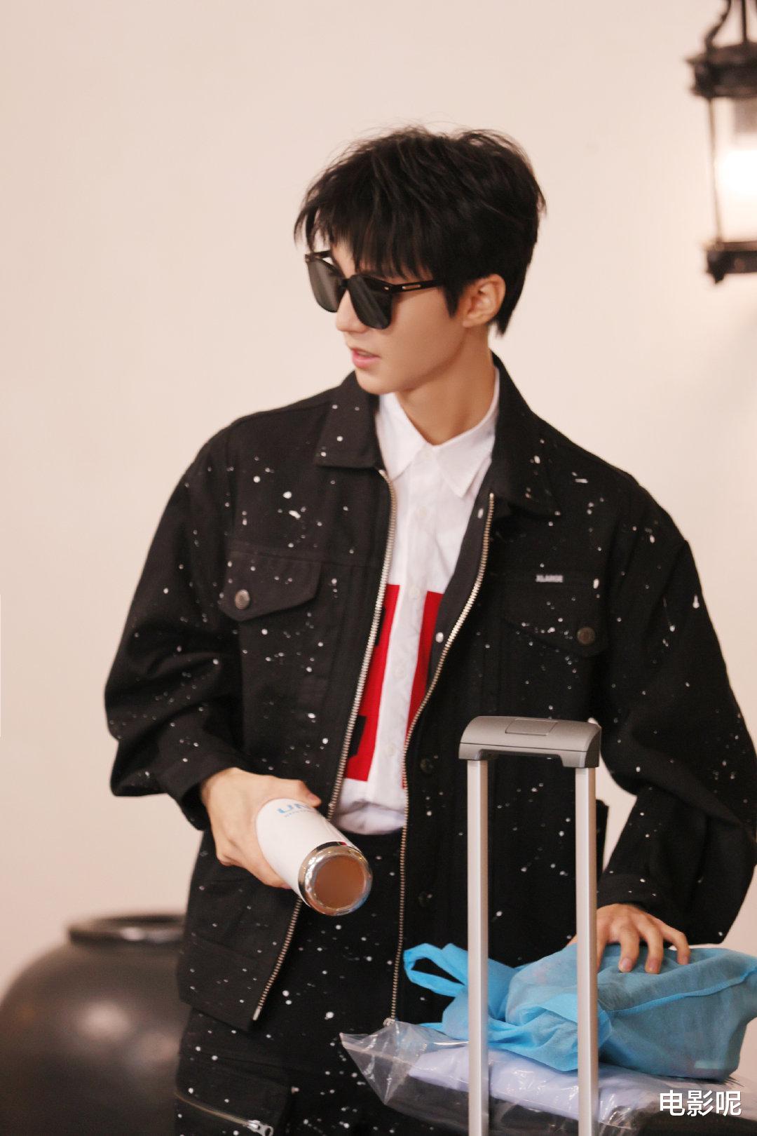 王俊凯|王俊凯节目中满嘴跑火车，嘉宾的表情一言难尽，堪称综艺名场面