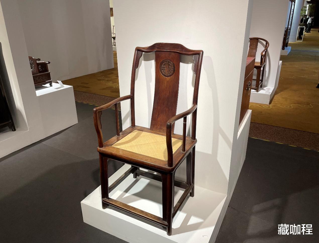 |高靠背器型皆精品，黄花梨南官帽椅327万成交
