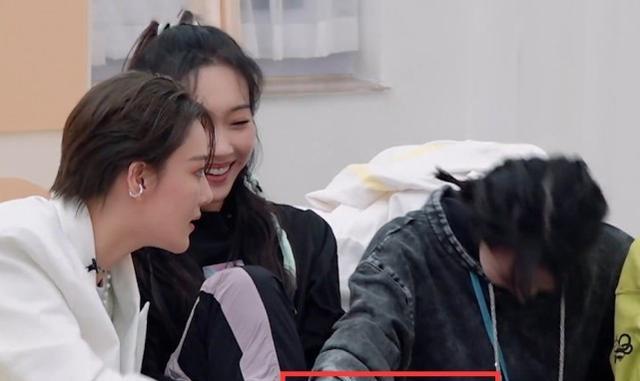 大宅门|张馨予太拿自己当回事，有意无意提到于小彤，陈小纭反应让人心疼