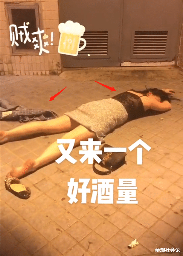 女孩 女子喝醉躺在大街上，身穿职业装引人驻足，不断翻身毫无形象可言