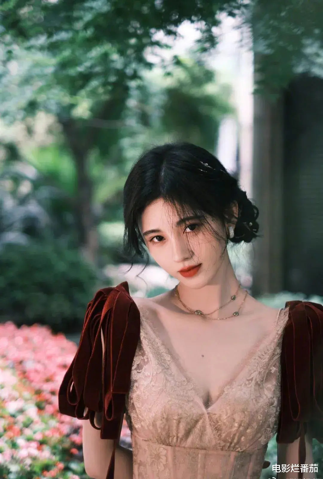 杨幂|倪妮红毯豪放“撩汉”，毛晓彤大胆镂空，白百何遮不住凹凸身材