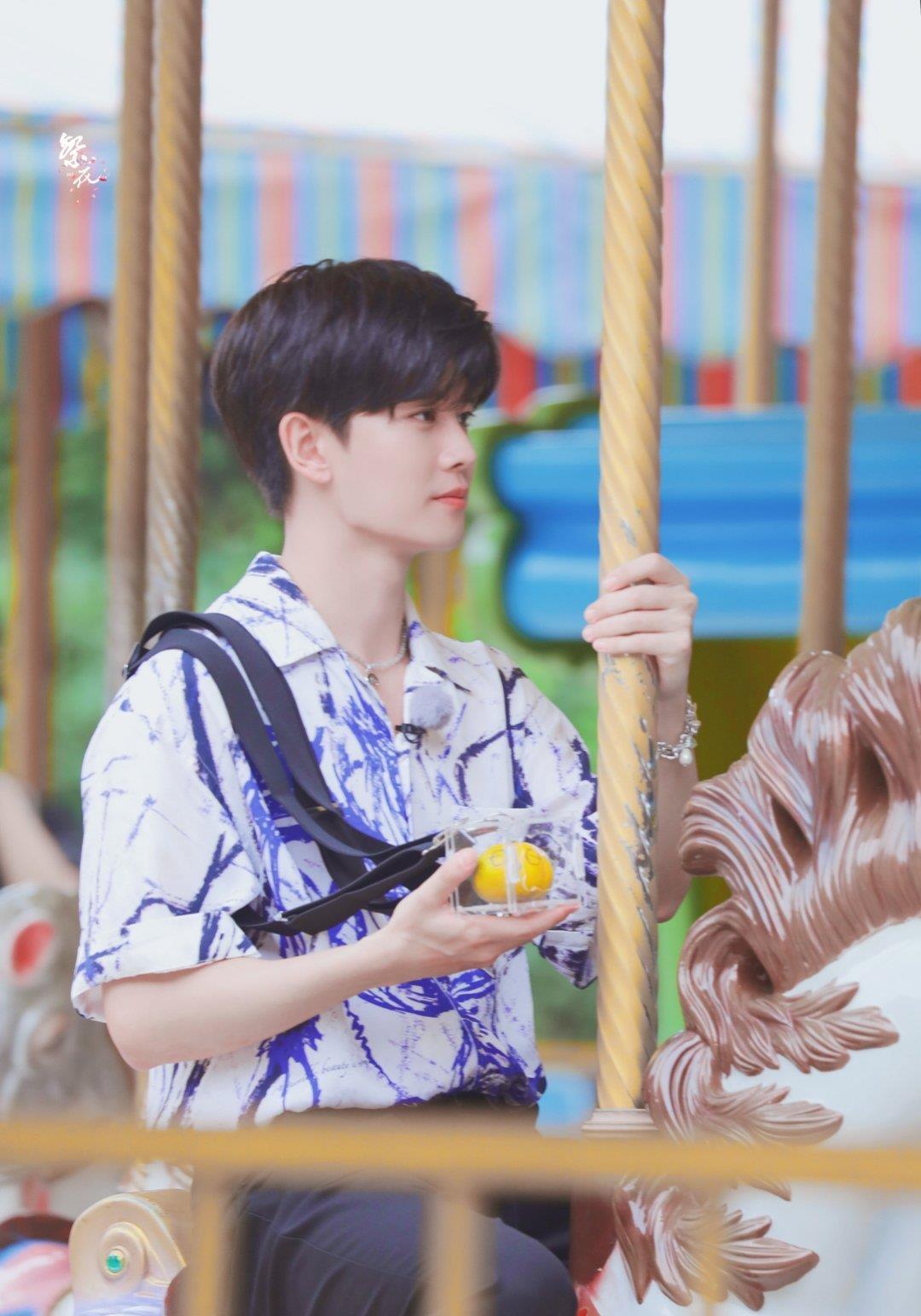 跨年|浙江卫视跨年阵容：嗨放派嘉宾唯独任嘉伦缺席，貌似在为进组准备