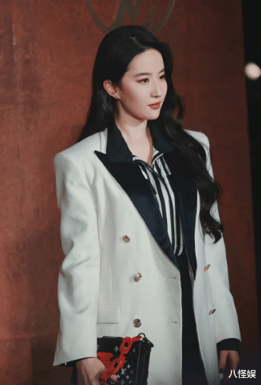 朱一龙|时尚博主曝大秀幕后力挺朱一龙，称他一直等着被安排，不会耍大牌