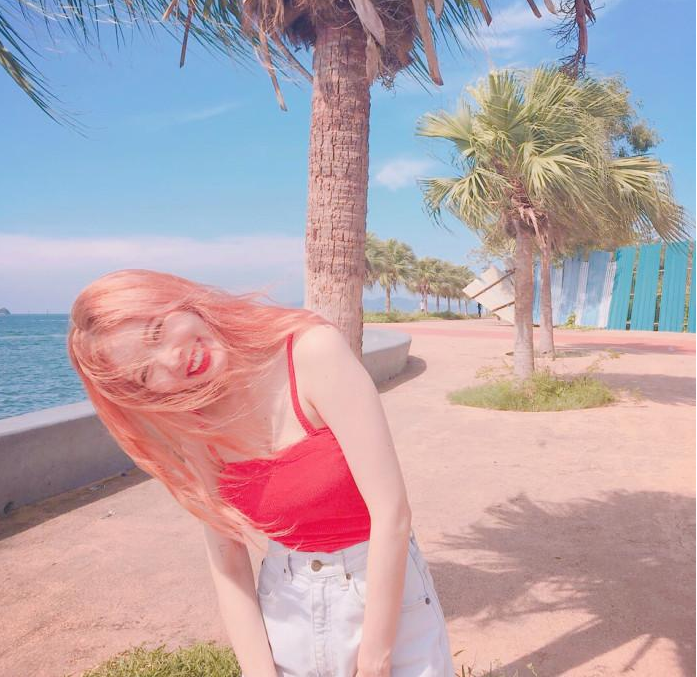 练习生|韩国女星为出名有多拼？在舞台上表演的时候，全身湿透依旧面带微笑