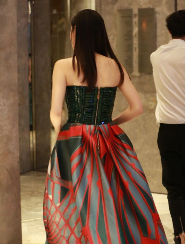 潮流新风|秋瓷炫穿衣真大胆！穿“塑料”抹胸裙秀曲线，别说，还挺时尚的