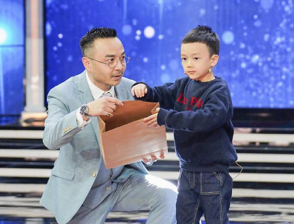 汪涵|汪涵终于大方一次，带着6岁儿子上节目，小沐沐帅到碾压王一博