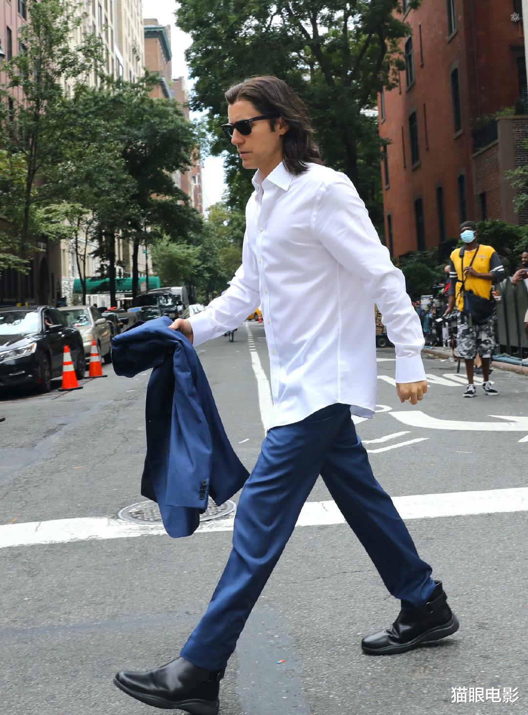 周雨彤|安妮海瑟薇新片造型抢镜，大街上动作夸张，没一点高冷淑女的形象