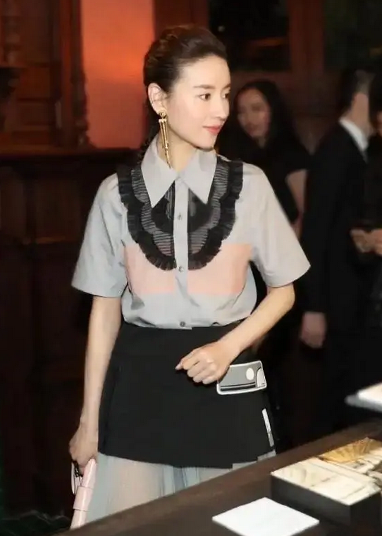 潮流前沿 董洁的时尚让人难理解,在长裙外面套短裙,别说,还真挺好看