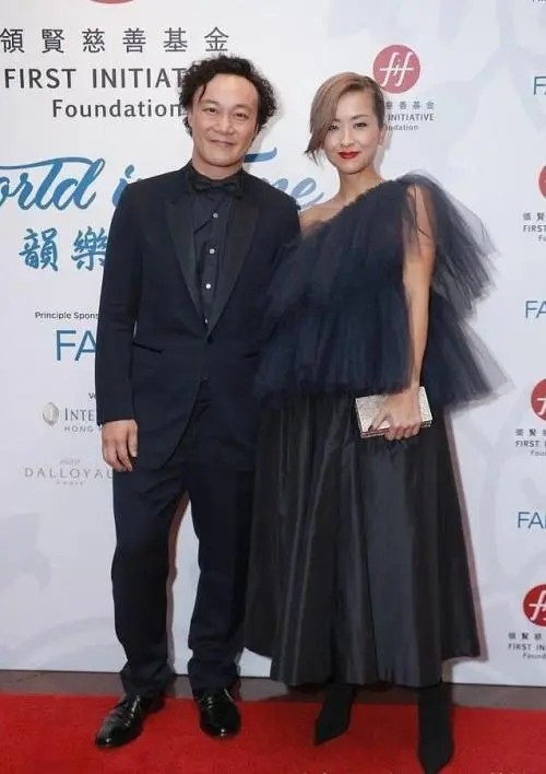 潮流前沿|徐濠萦穿衣风格真大胆！穿西装裤腰上围短裙，又飒又潮谁也比不过