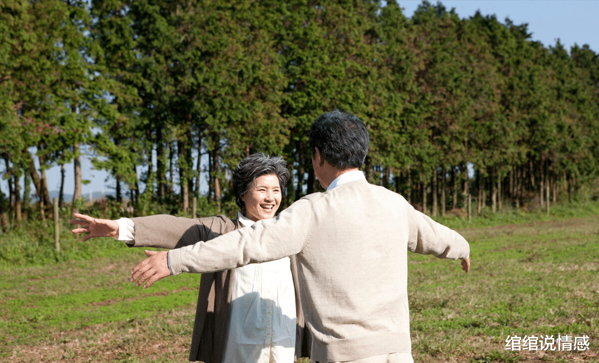 绾绾说情感|56岁大妈嫁给50岁大爷，再婚1个月就提离婚，大妈：没得睡好过
