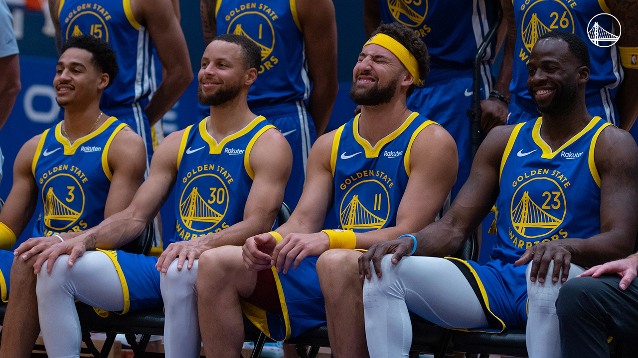 戴维斯|勇士官方晒全队合影！库里克莱C位领衔，汤神搞怪+榜眼拄拐太抢镜