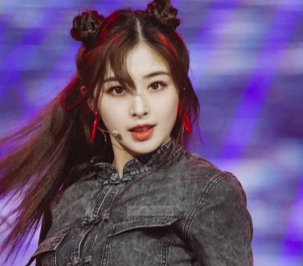 张含韵|张含韵穿短裙出席活动，代拍竟想蹲下拍裙底，现场直呼“好腿”