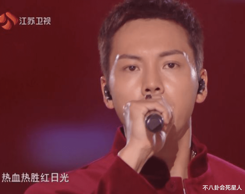 跨年晚会|跨年晚会的尴尬场面，沈梦辰想抱何炅被忽视，陈伟霆唱歌直发抖