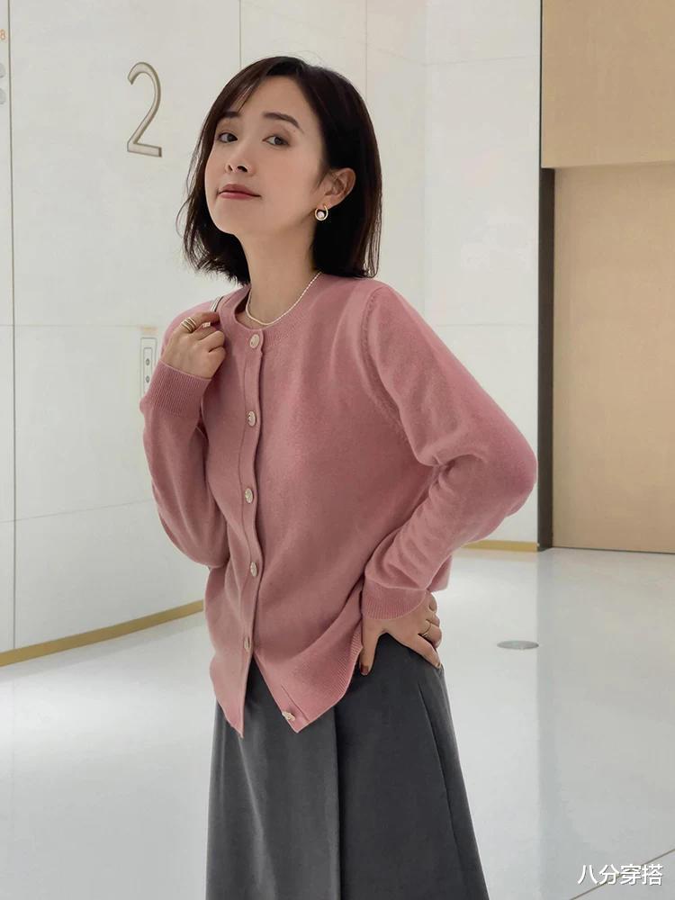 八分穿搭 秋冬想保持女人味,别总穿牛仔裤,试试“毛衣+半身裙”温柔优雅