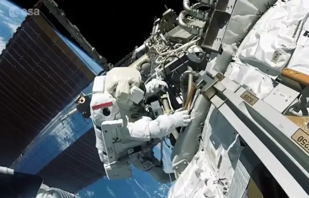 斑马的育乐园 法国最帅宇航员冲向外太空，还带着美味的法式大餐！