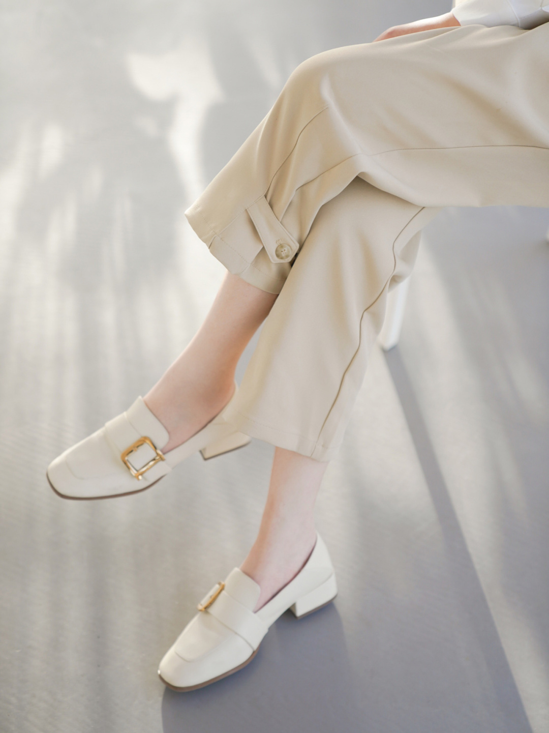 混搭时尚Anna “马丁靴”过时了，今年秋季流行“乐福鞋”，配风衣穿时髦显气质