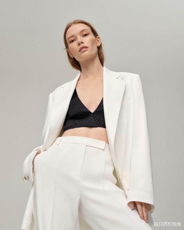 每日搭配指南|秋天想穿得好看，颜色很重要，这个“高级色”安排上，温柔且高级
