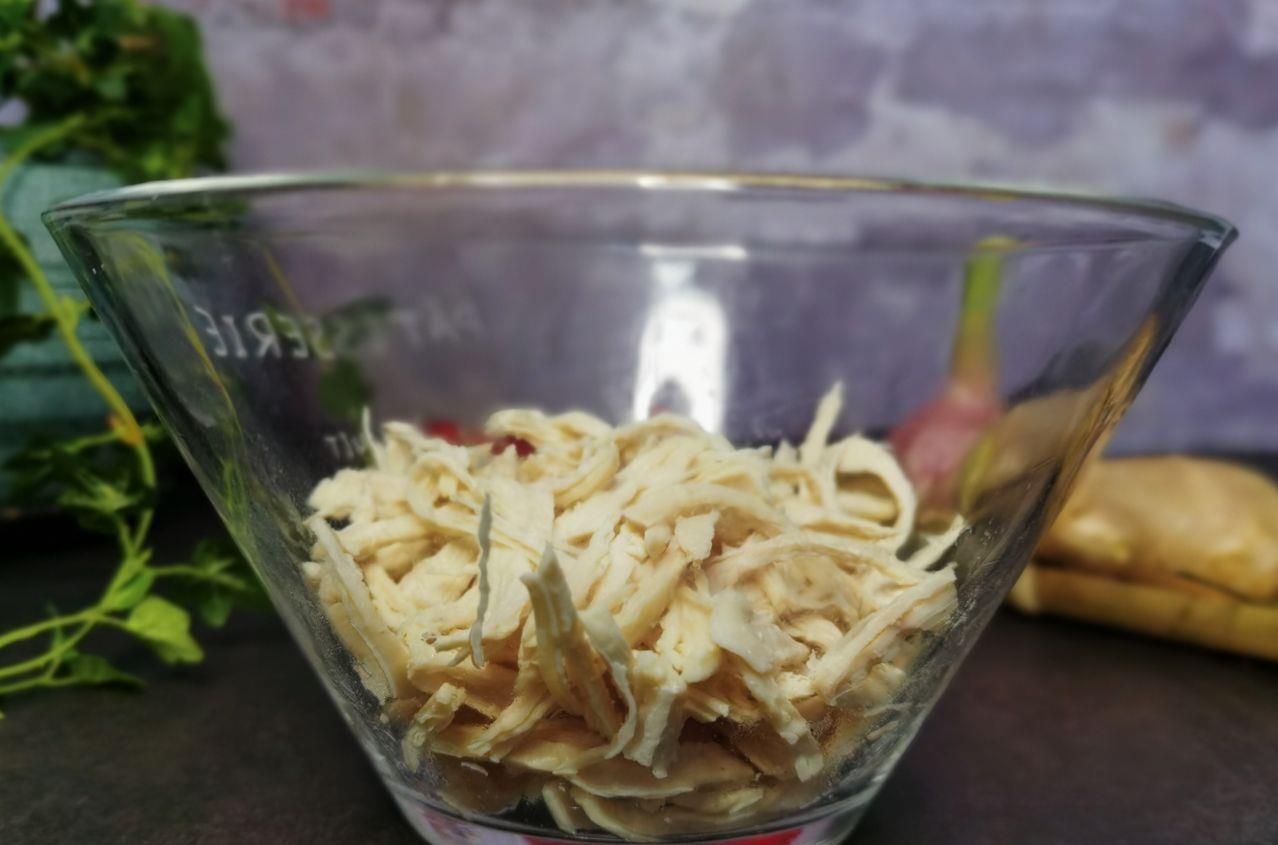 鸡胸肉|鸡胸肉的简单做法,一撕一拌鲜香滑嫩,低卡低脂,多吃不胖