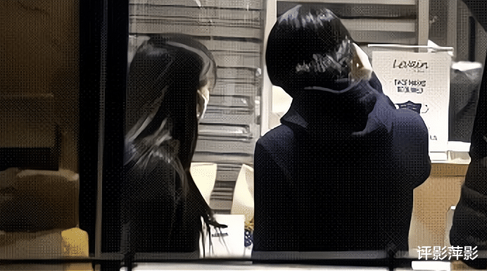 小室圭|真子与小室圭十指紧扣，夜间访友连蹦带跳，公主婚后活成了偶像剧