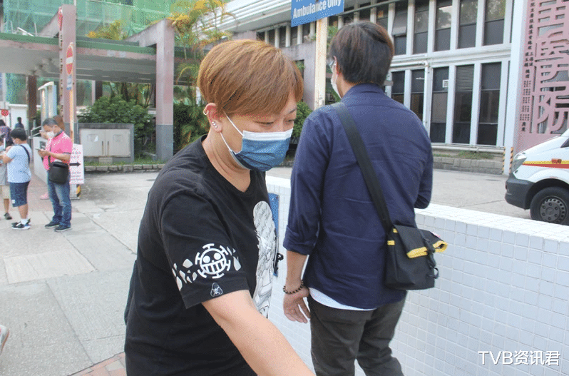 秦煌|突发！72岁香港老戏骨被紧急送医院，双脚严重浮肿，家属避谈病情