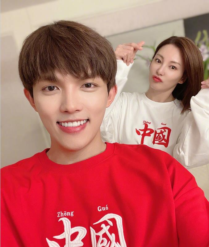 育妈计|“绮熹”之恋太应景，相互喂食显甜蜜，张雨绮娇羞到用毛毯挡镜头