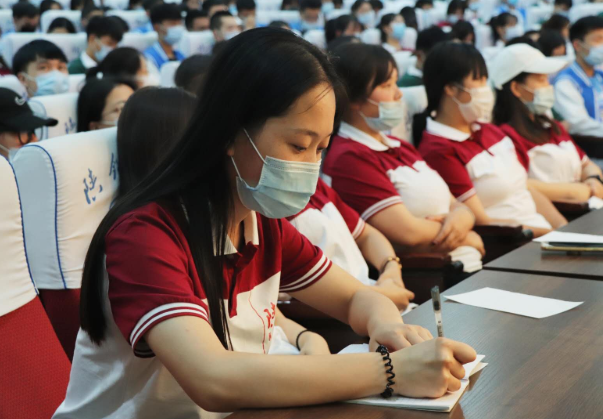 女大学生 女大学生军训照走红，多家公司排队签约均被拒，理由霸气给力