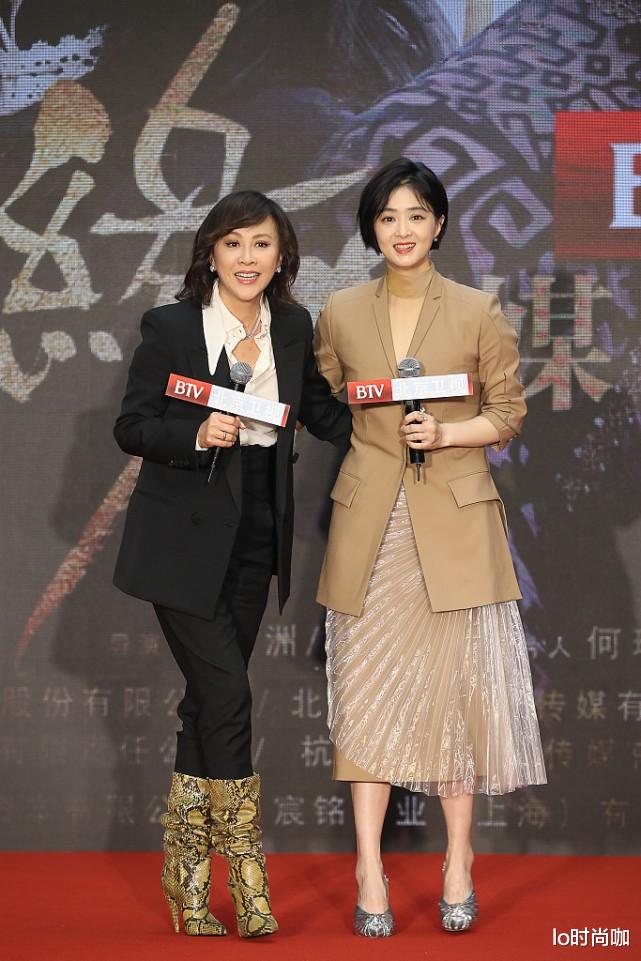 lo时尚咖|刘嘉玲穿衬衫要开四颗扣,气质没得说,但蛇皮短靴看不懂