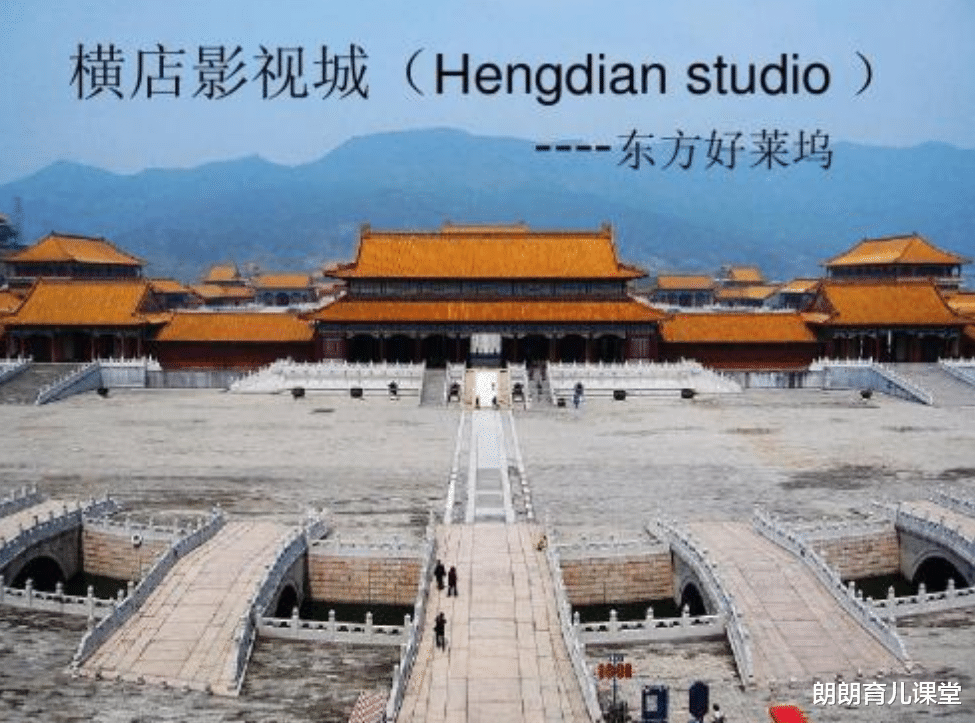 张小斐|横店校花“泛滥成灾”，成群蹲在地上吃盒饭，幻想着一夜成名