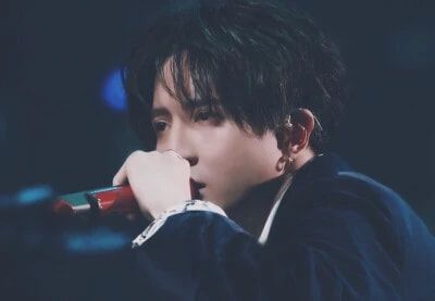 薛之谦|5位没“偶像包袱”的明星，邓超竟去路边贴膜，雷佳音是各种自黑