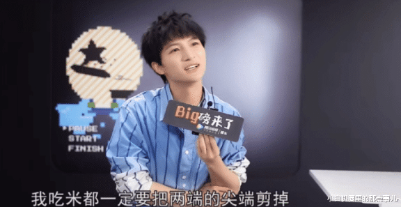 周深|周深怕剌嗓子不吃土豆丝，米饭也要剪掉两端，红了就飘？