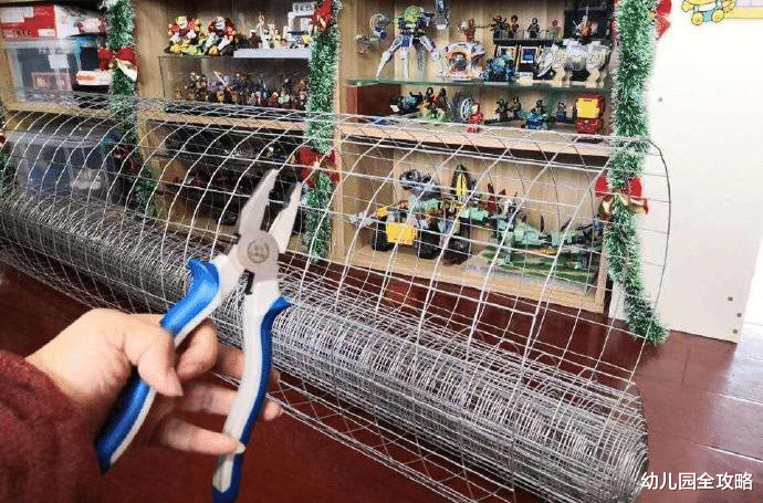 幼儿园全攻略|小伙为防熊孩子来家后捣乱，给手办修护栏，龚先生：我家来了八个