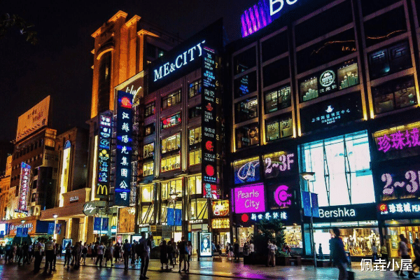 佩垚小屋 江苏耗资数亿打造的商业街出现关门潮，却因疏于管理，处境尴尬