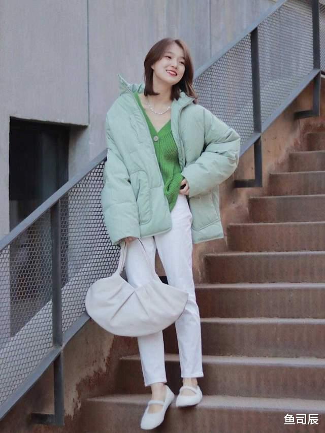 鱼司辰 冬季羽绒服就该这样穿,不露脖子也不露腿,既实用又保暖,超好看