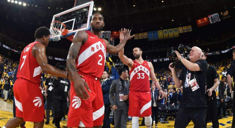 猛龙队|当初在NBA，为什么猛龙队员对伦纳德的出走，都表现得挺友善？