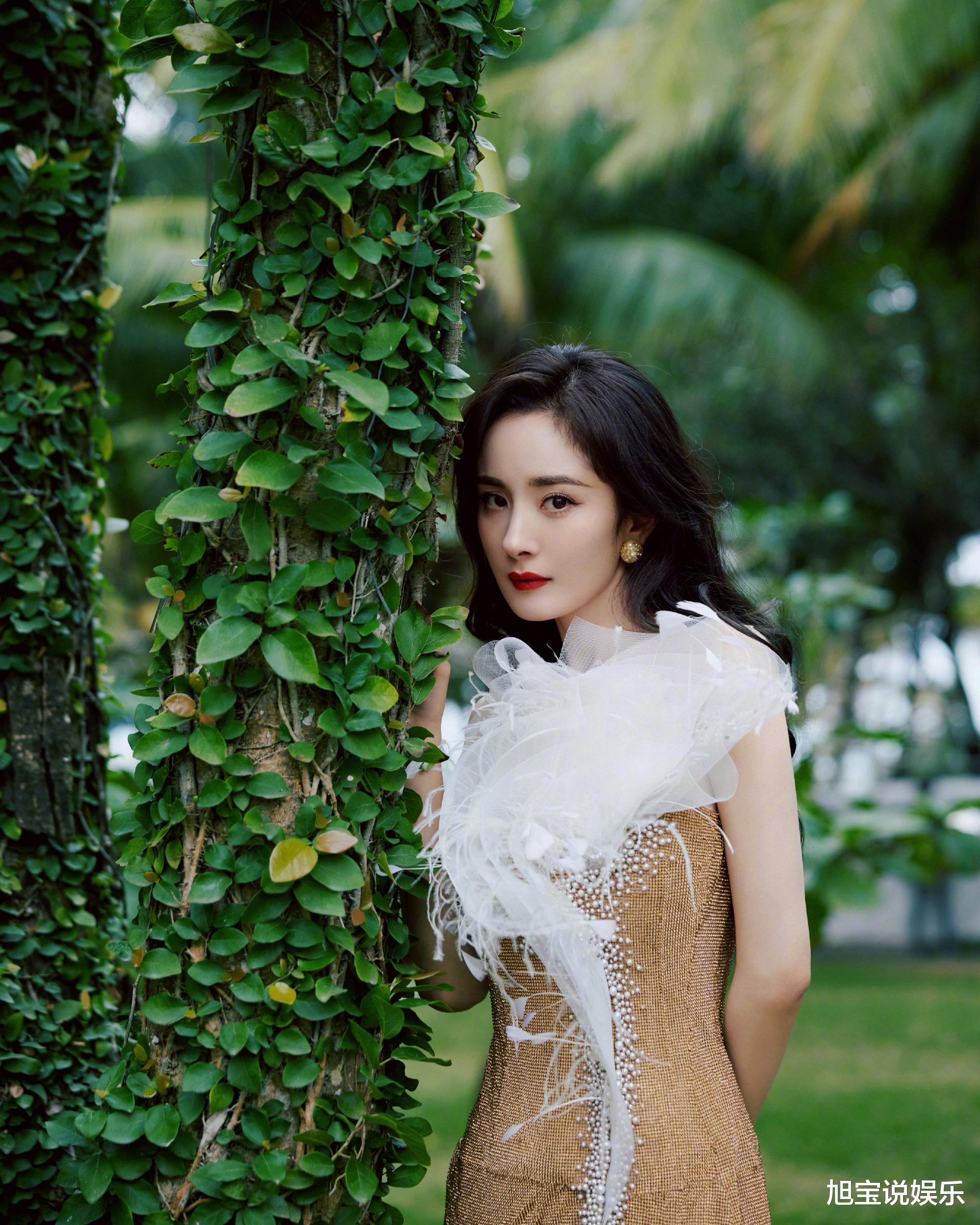 杨幂|杨幂三亚出席某品牌活动，户外沙滩玫瑰时尚造型获赞