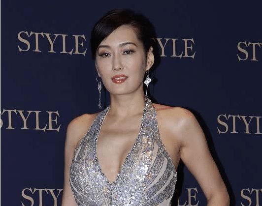 李莫愁|她被称为最性感李莫愁，一颦一笑令人着迷，如今52岁韵味抑制不住！