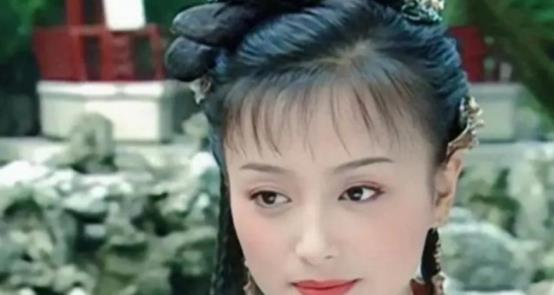 秦岚|秦岚在街头拍戏被抓拍，脚踩电线引发热议，被指缺乏安全意识