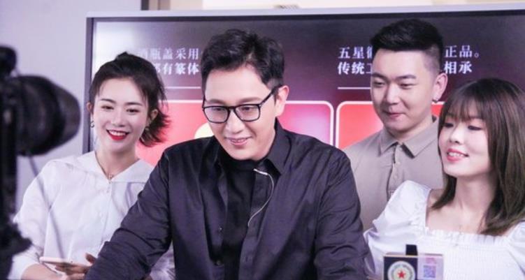 华少|华少：从“浙江一哥”到带货主播，因情商低自毁前程遭全网黑！